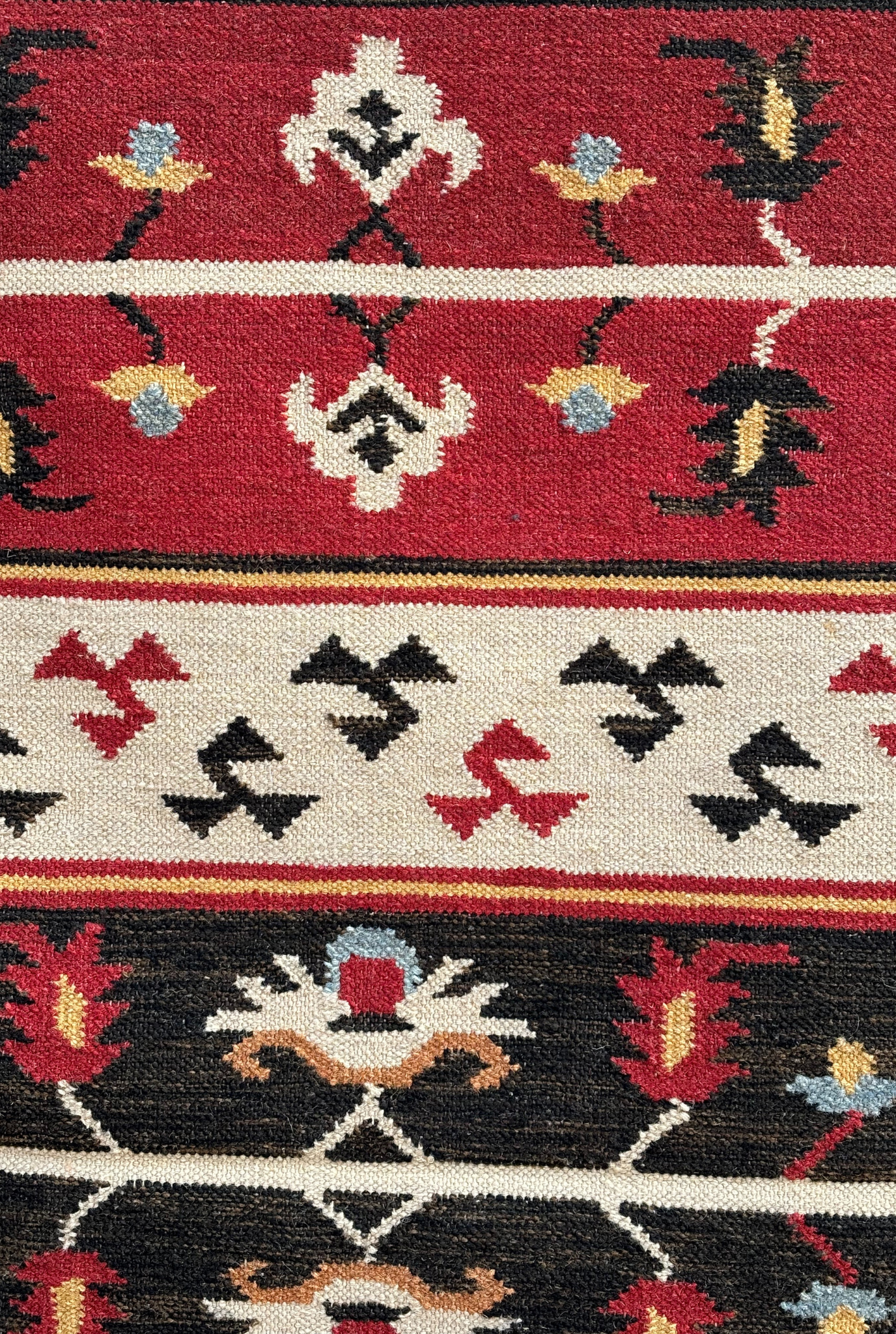 HAND-WOVEN RAGINI RUG