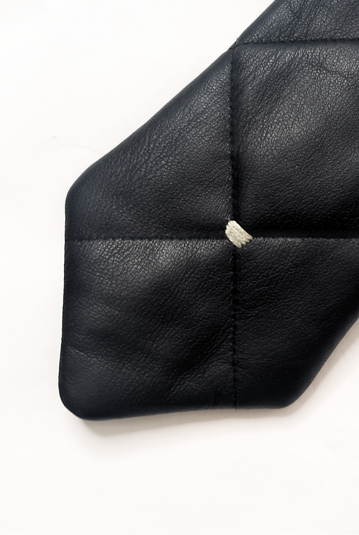 QUILTED LEATHER TIE (BLACK)