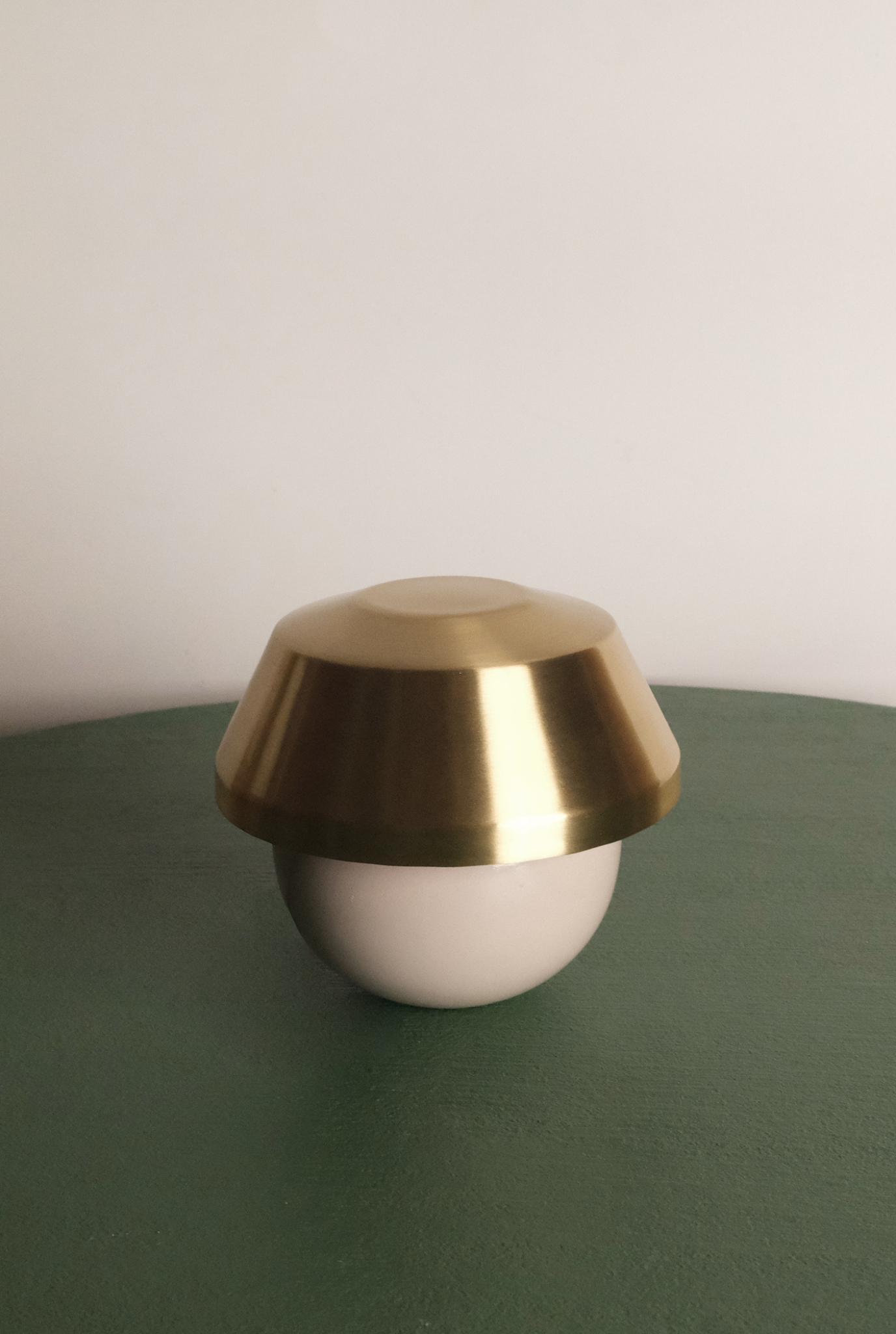 Lamplet Joan - Brass on Beige