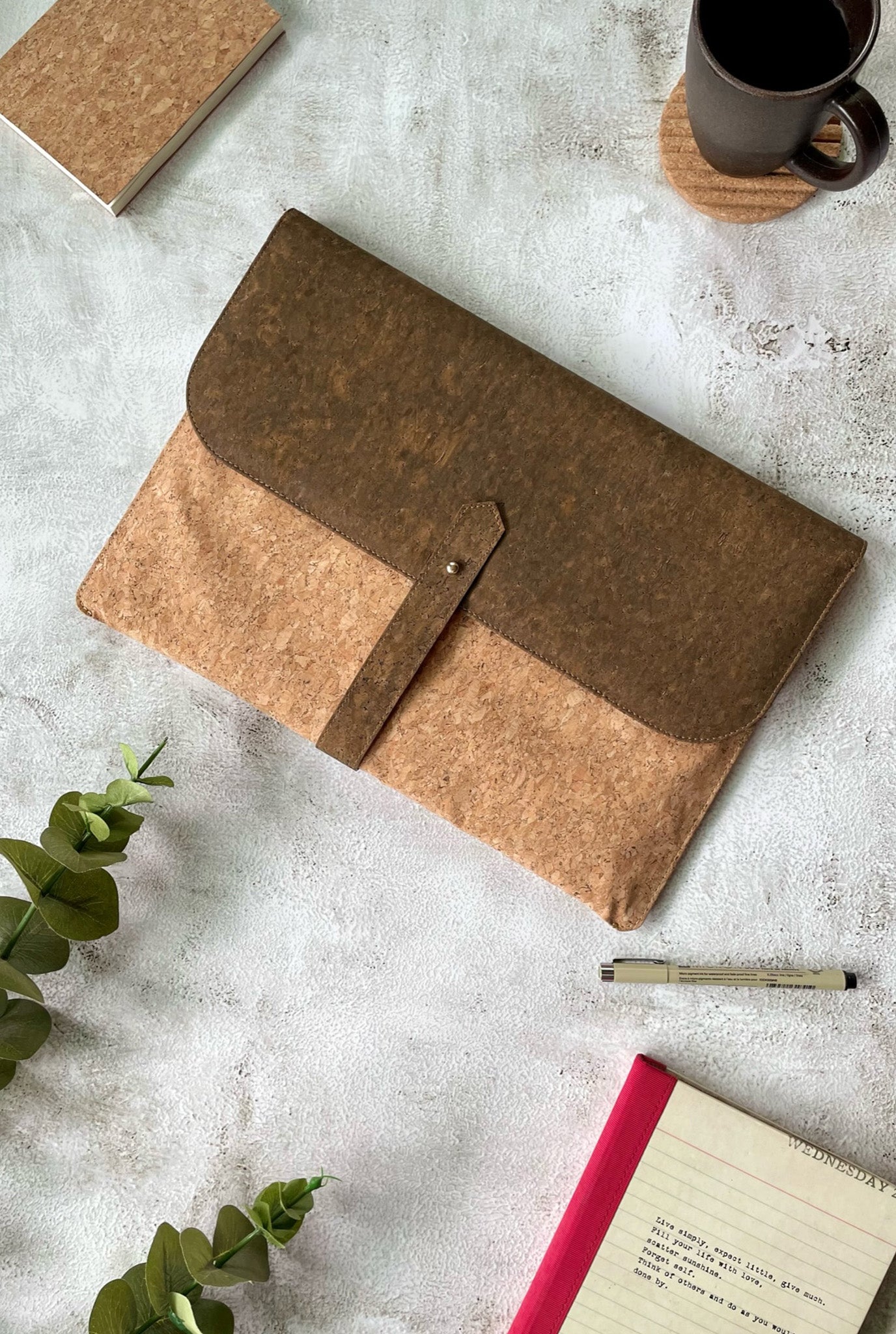 cork-laptop sleeve-minimal-jodi-biodegradable-durable