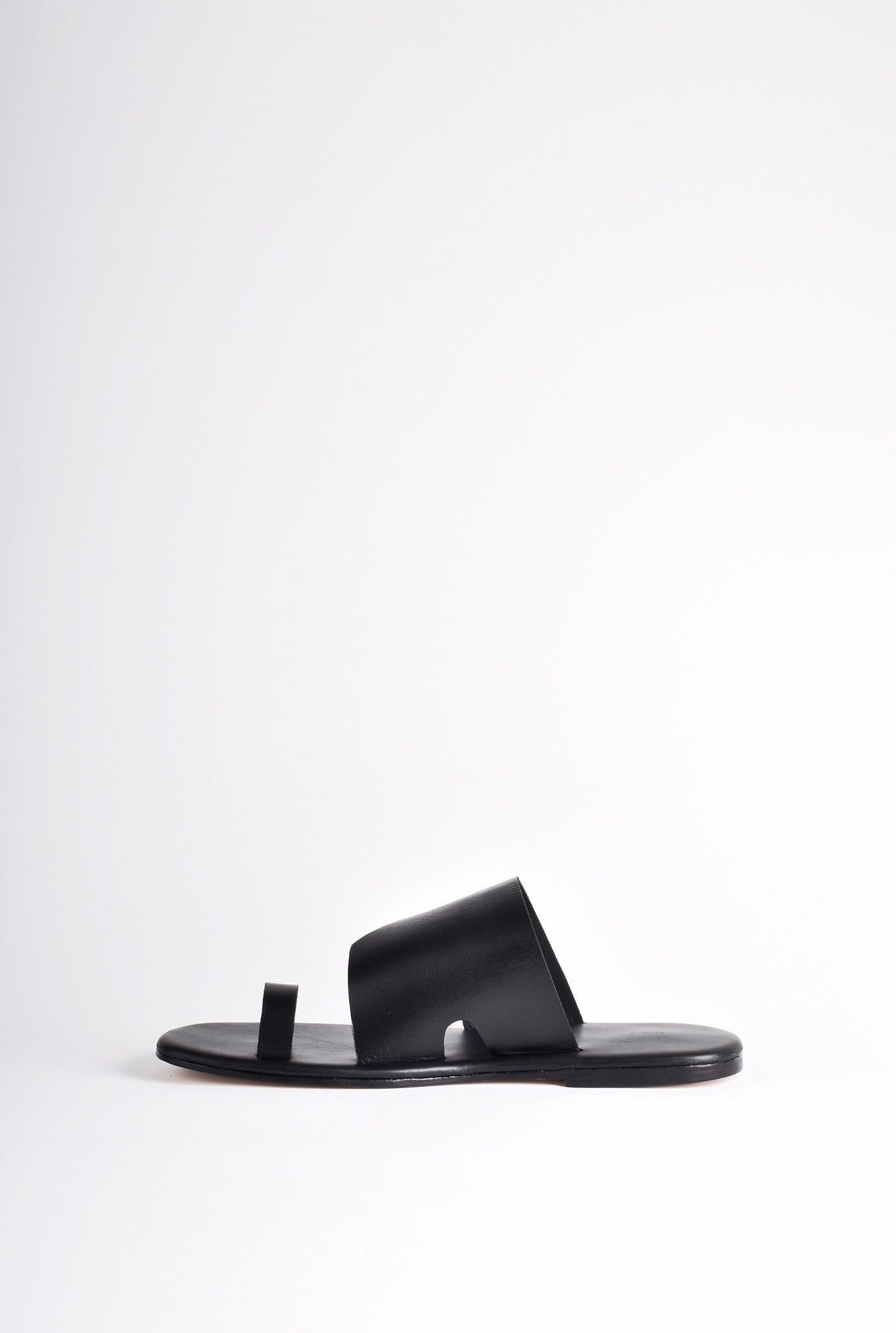 Monochrome open toe chappals