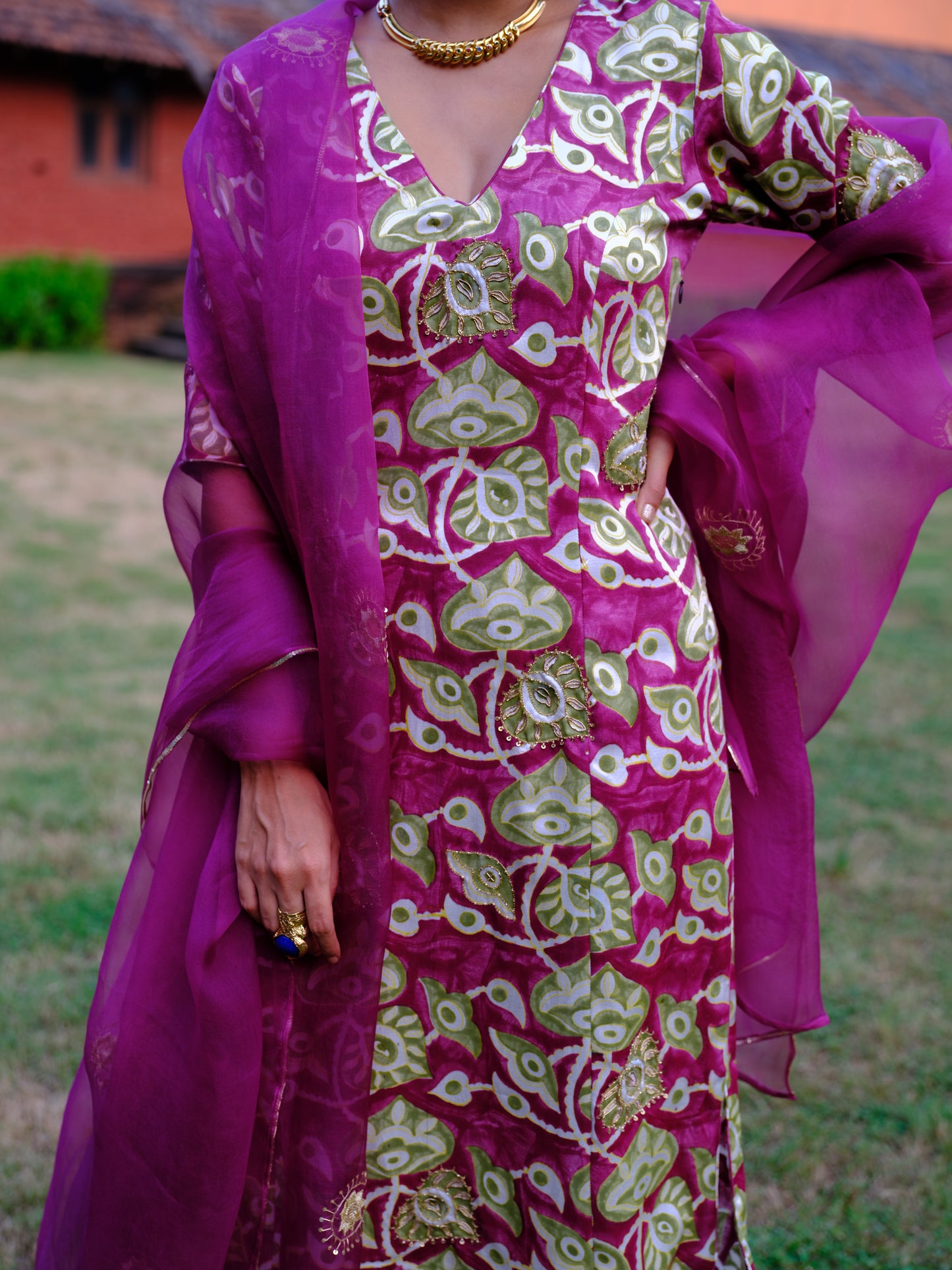 Kurta dritto decorato in misto seta rosa con set Sharara e Dupatta - Kashmiria Fashion Kurta dritto decorato in misto seta rosa con set Sharara e Dupatta - Kashmiria Fashion