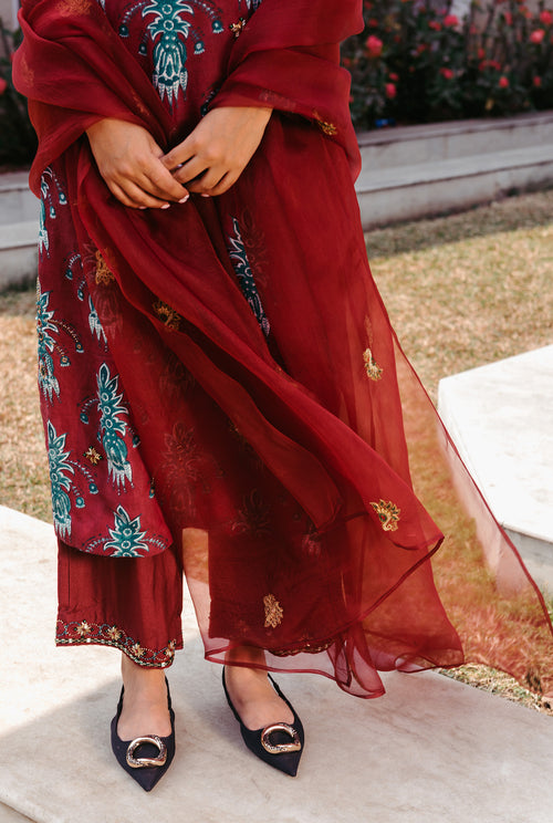 The-Jodi-Life-red-organza-dupatta-silk-kurta-set-embroidery-embellished-sequins