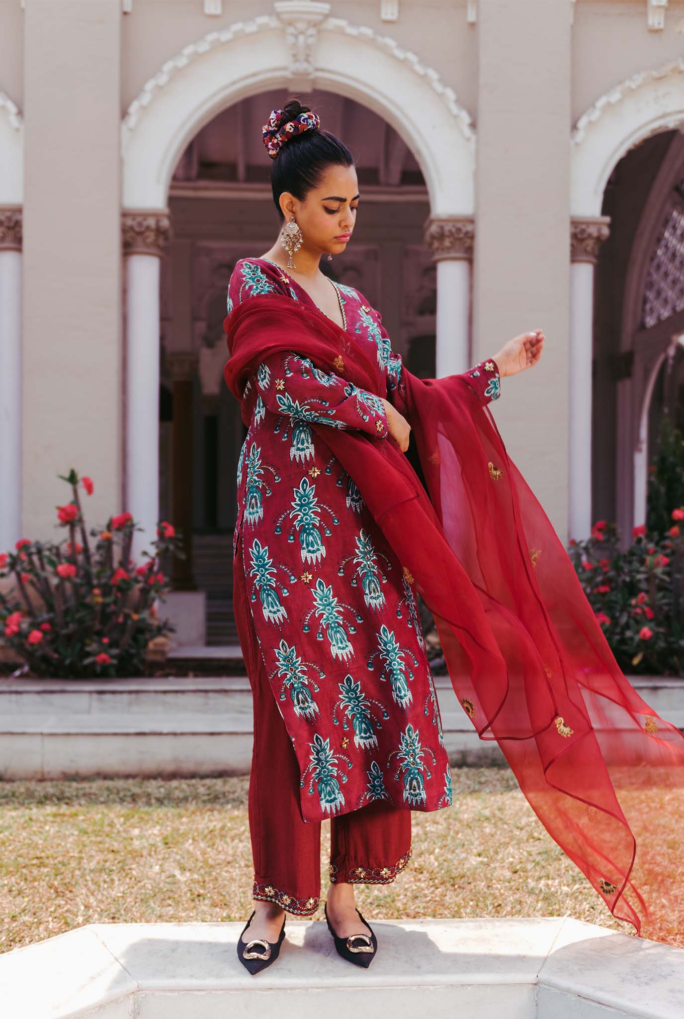 The-Jodi-Life-red-organza-dupatta-silk-kurta-set-embroidery-embellished-sequins