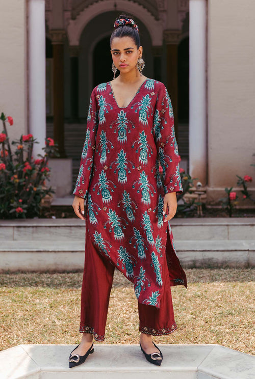 The-Jodi-Life-red-silk-kurta-set-embroidery-embellished-sequins